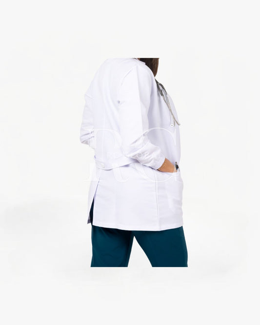 Bata Médica Antifluido Mujer – Entallada y Funcional